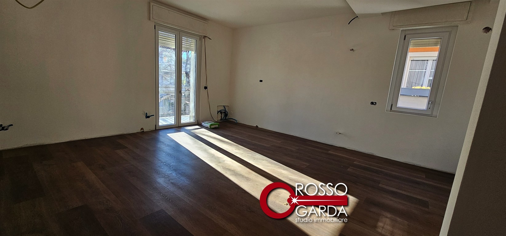 Ristrutturazione in corso per Appartamento trilocale con garage in vendita a Desenzano del Garda comodo ai servizi