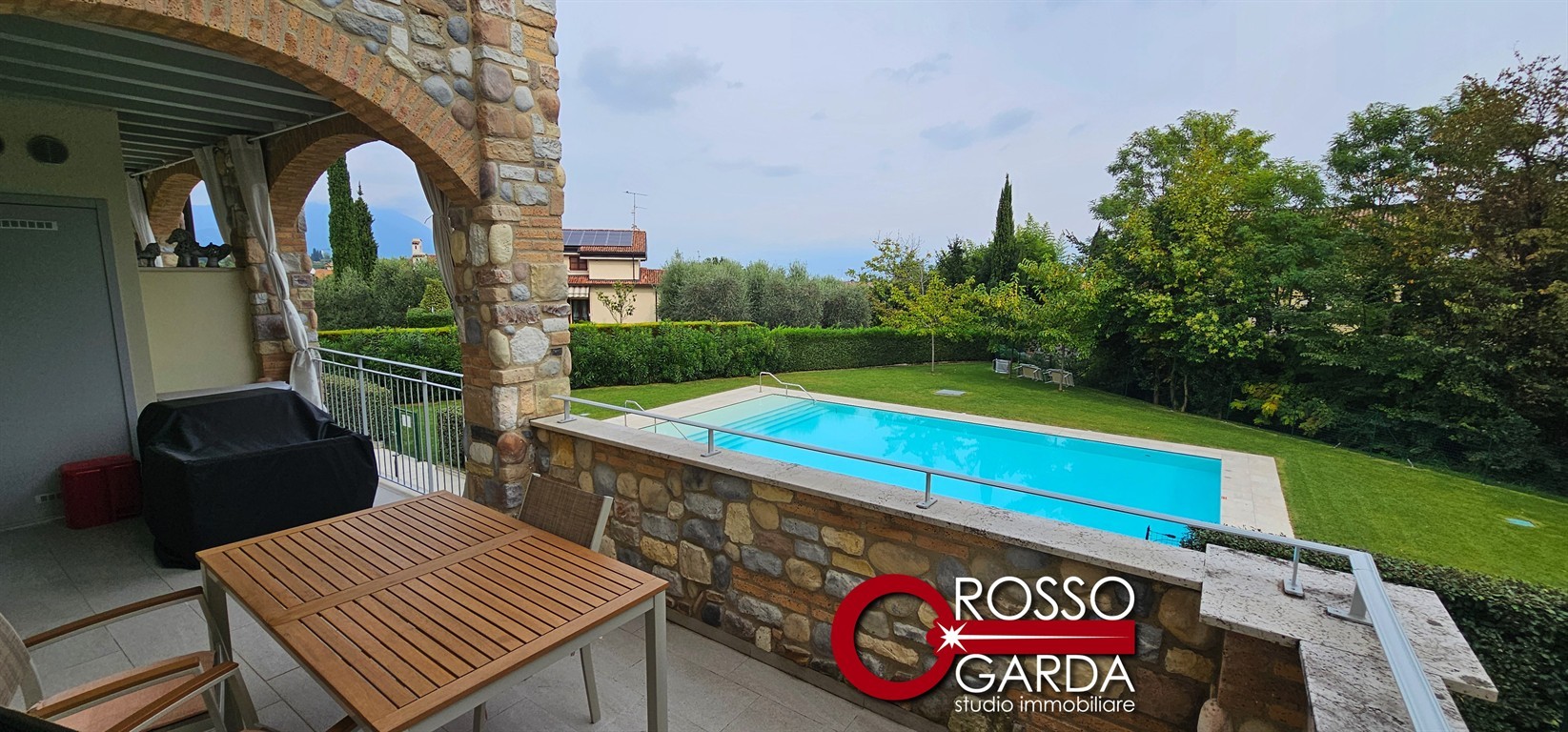 Sfizioso appartamento in recente residence con piscina in vendita in collina a Polpenazze del Garda