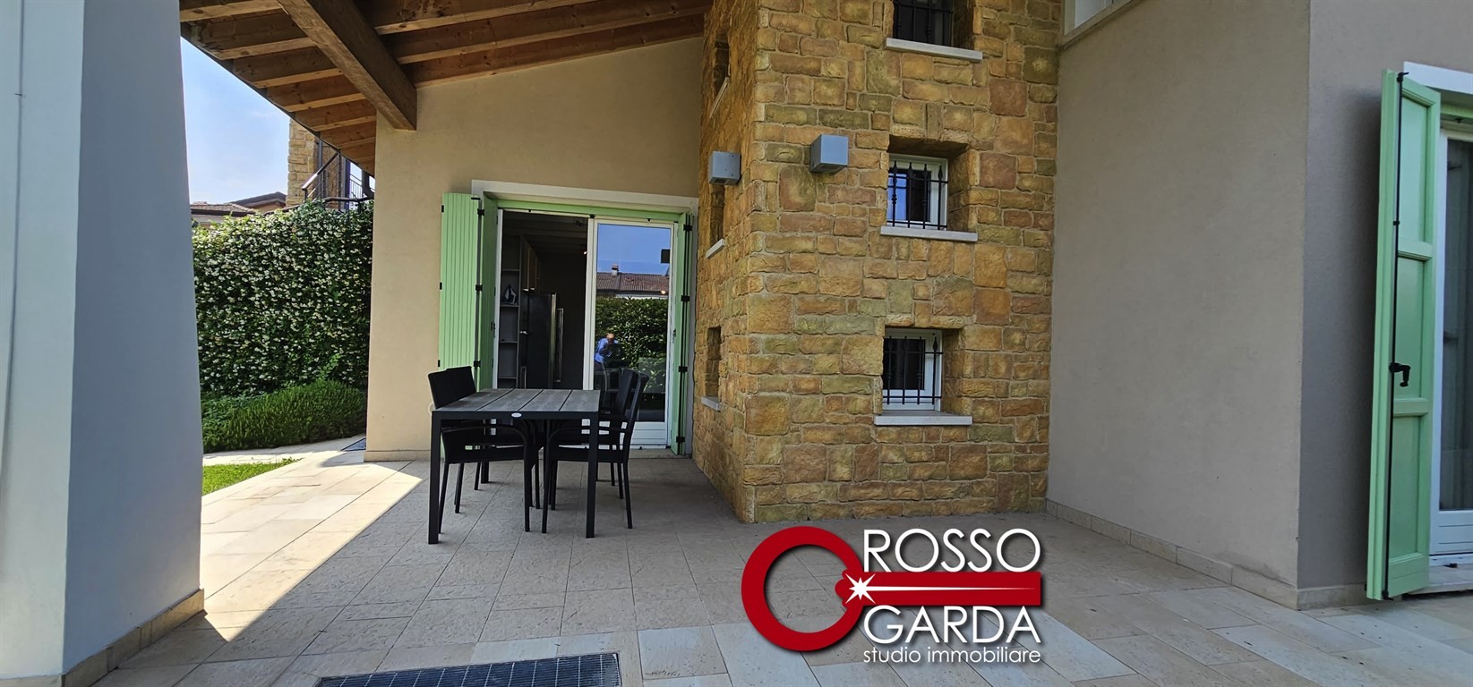 Sirmione : Recente Villa Bifamiliare in piccolo contesto di ville con Piscina in vendita